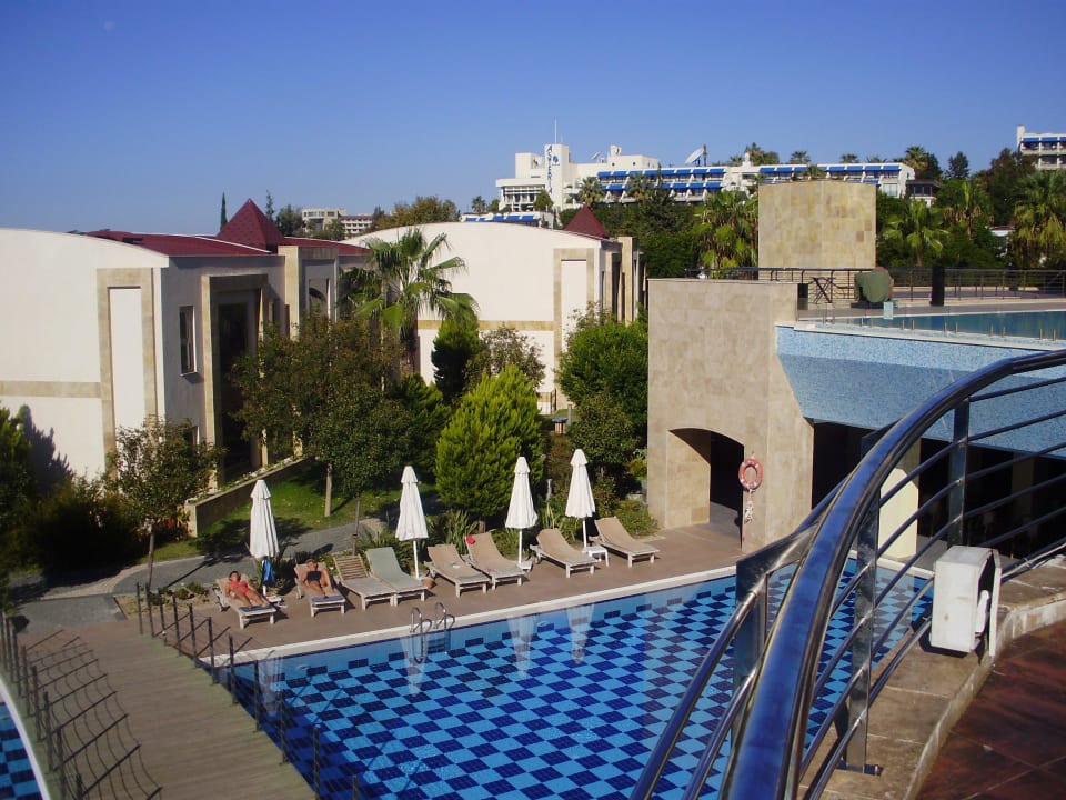 Blick von der Terrasse auf den Pool Horus Paradise Luxury Resort & Club
