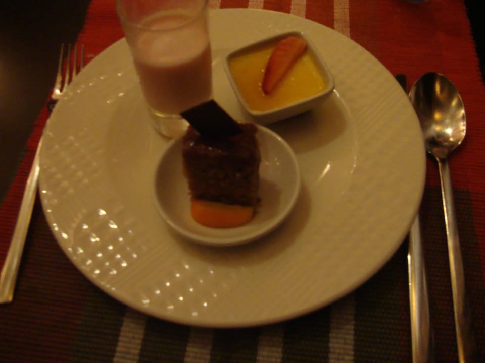 Abendessen - Nachtisch u. a. Creme Brulee Veligandu Maldives Resort Island