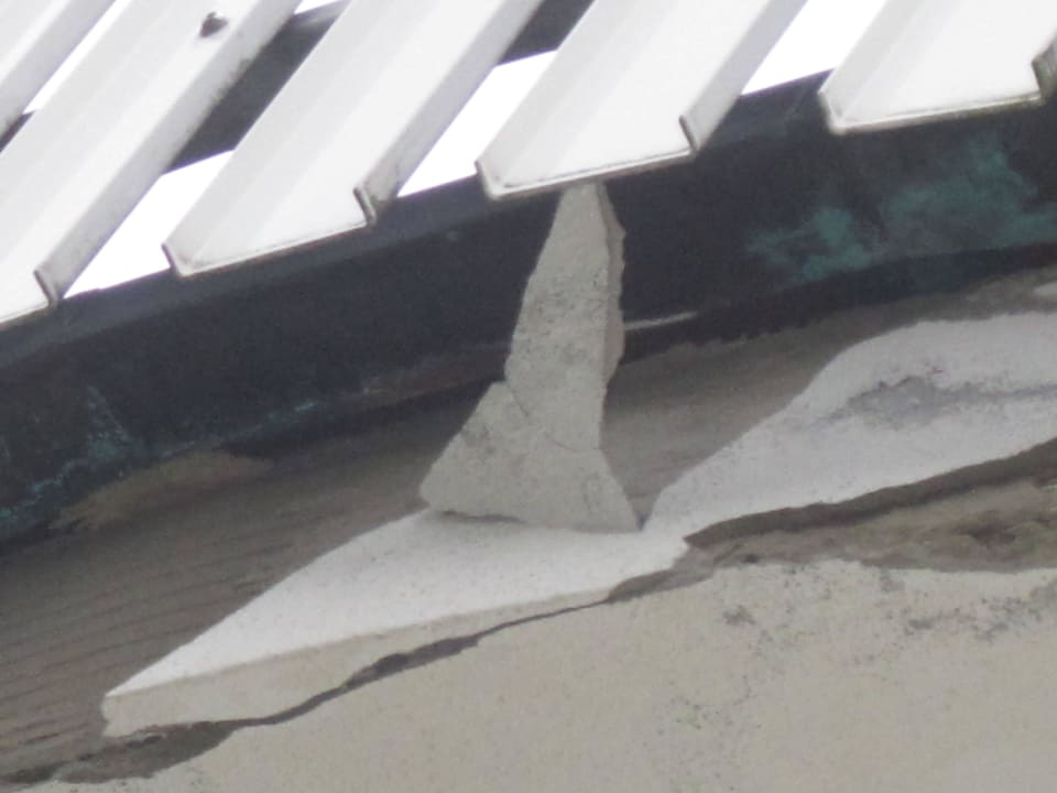 VORSICHT HERABFALLENDE PUTZTEILE Hotel Ahornhof