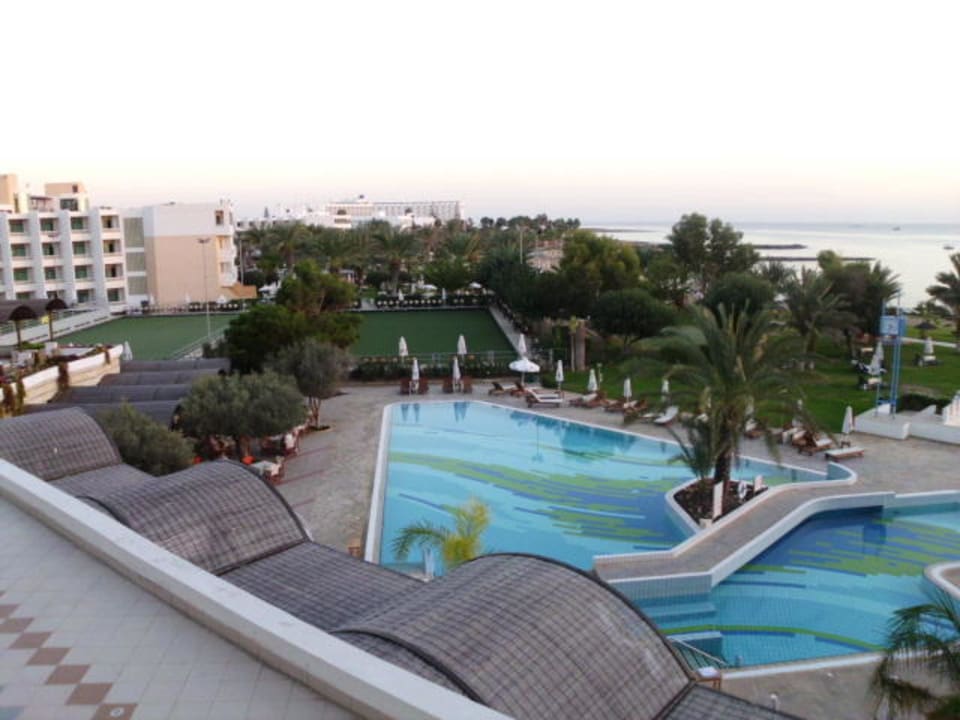 Blick auf den Pool Constantinou Bros Athena Royal Beach Hotel