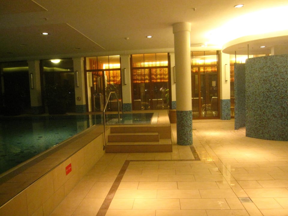 Pool mit Duschbereich (rechts) ATLANTIC Hotel Wilhelmshaven