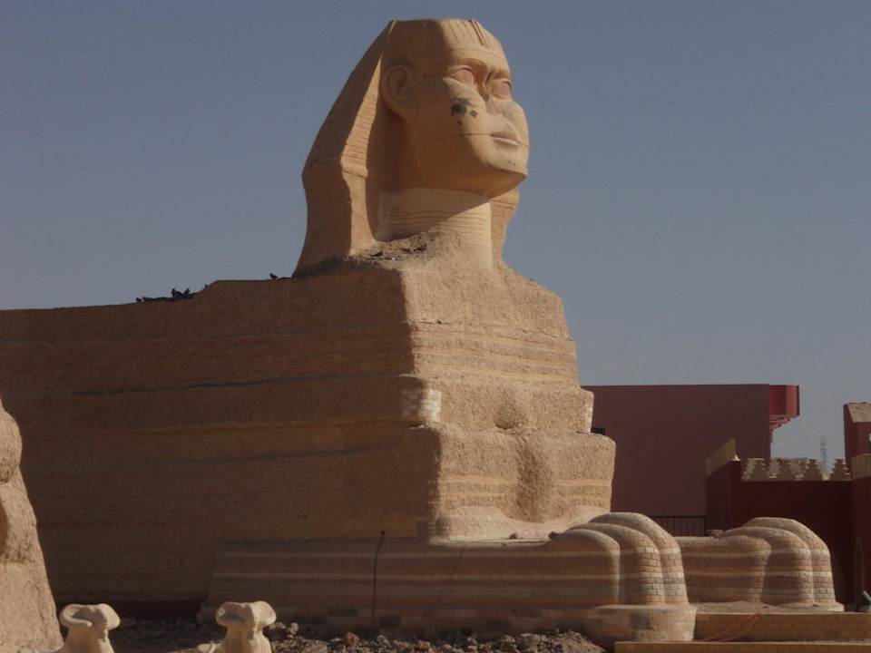 Nachbau von Sphinx Pickalbatros Alf Leila Wa Leila Resort - Neverland Hurghada
