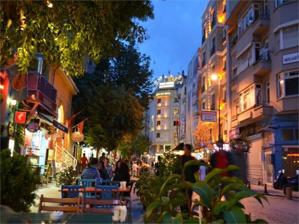 Hotel hinten mitte von einer belebten Strasse aus Hotel Arden City