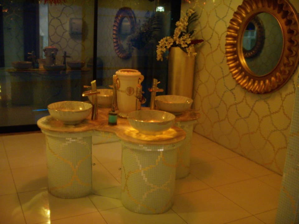 Waschbecken im HerrenWC in der Lobby Granada Luxury Okurcalar