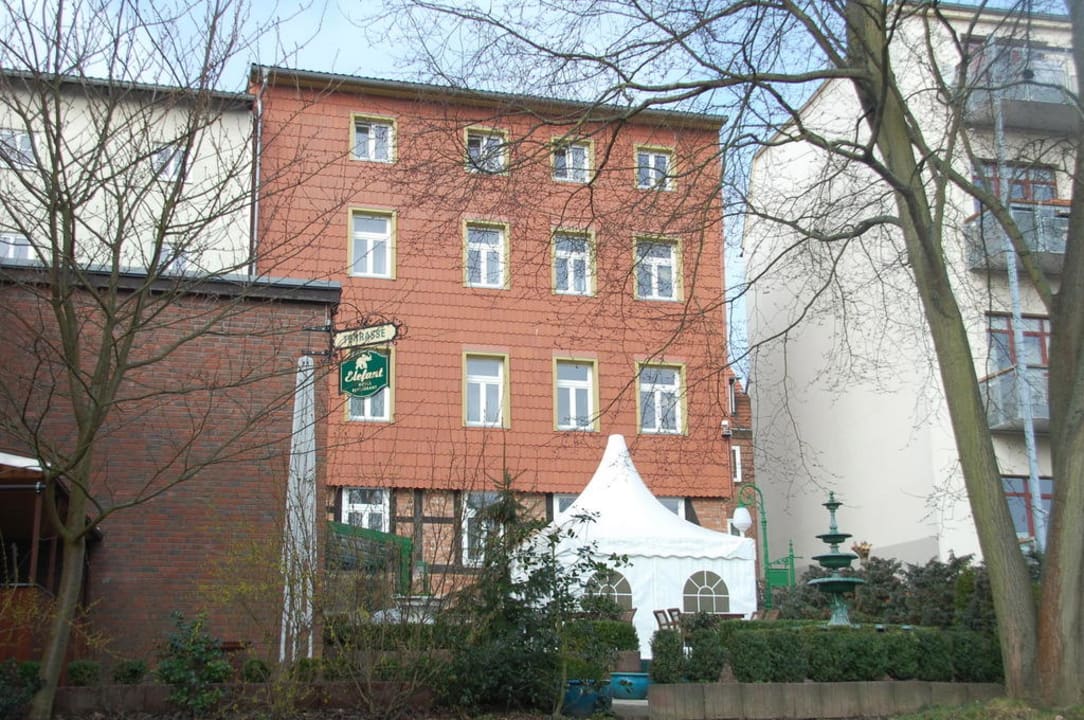Rückseite, Blick vom Parkplatz Hotel Elefant