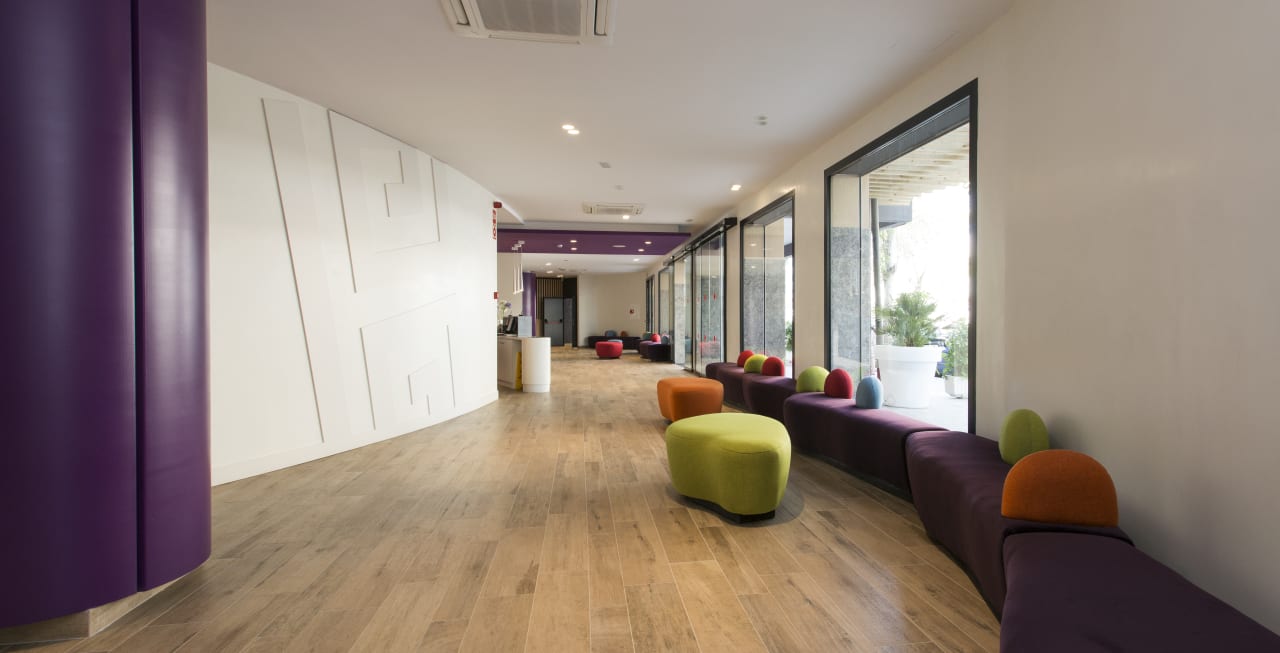 Lobby California Apartments