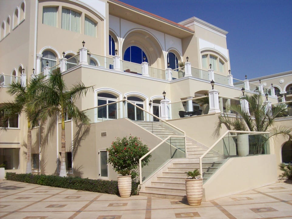 Treppe zur Terrasse des Hauptrestaurants Premier Le Reve Hotel & Spa