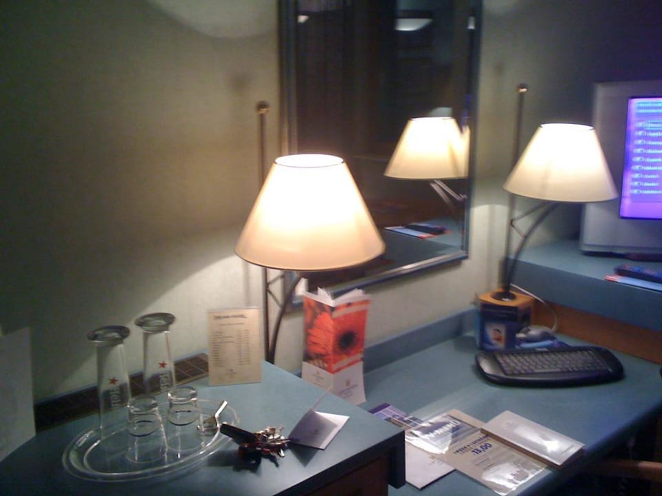 Überladener Schreibtisch H4 Hotel Hannover Messe