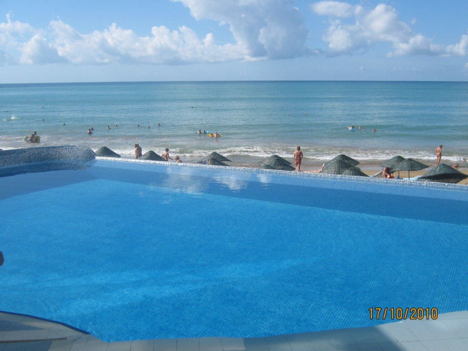 Бассейн на пляже Aska Hotel Just in Beach