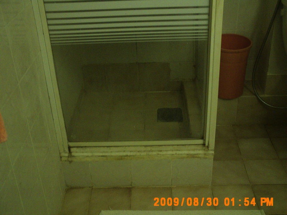 Dreckige / veraltete Dusche Zimmer 245 EKHO Surf