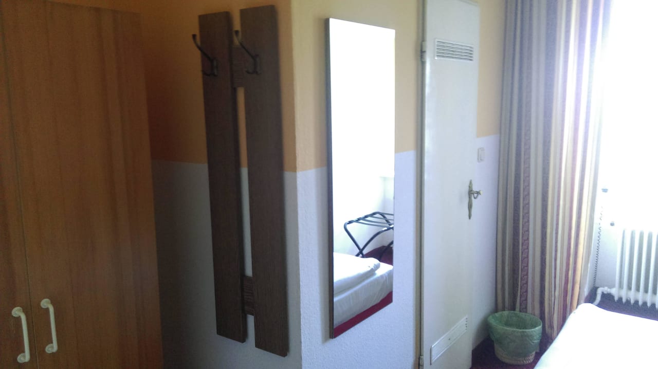 Badtüre konnte wg. Bett nicht geöffnet werden! Hotel Galleria