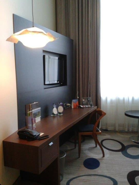 Zimmer TV & Schreibtisch Sheraton Hannover Pelikan Hotel
