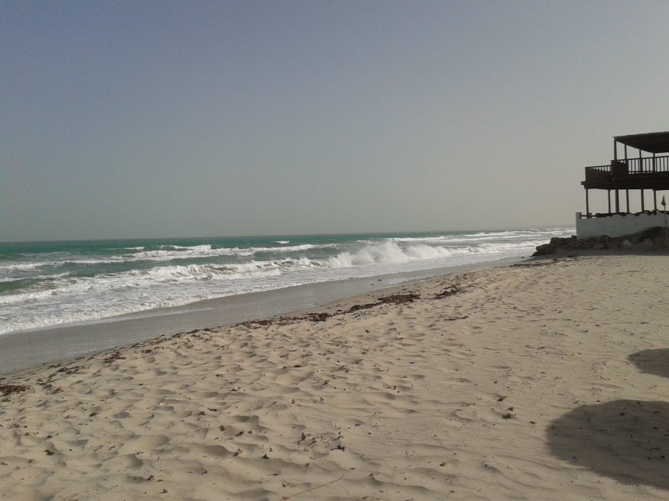 Starke Brandung an der Beachbar Caribbean World Thalasso Djerba
