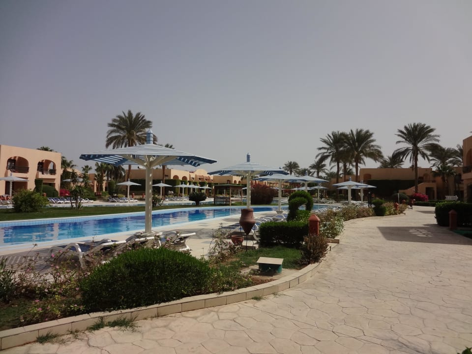Am Pool entlang Ali Baba Palace Hotel