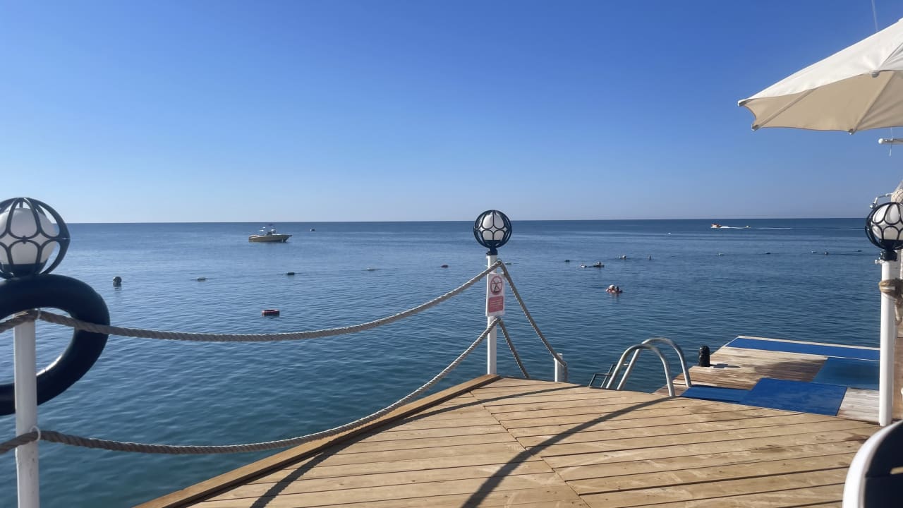 Strand Saturn Palace Resort Hotel