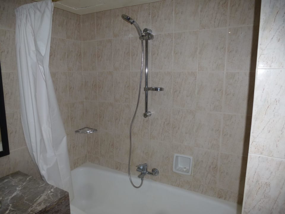 Bad mit Wanne Anezi Tower Hotel