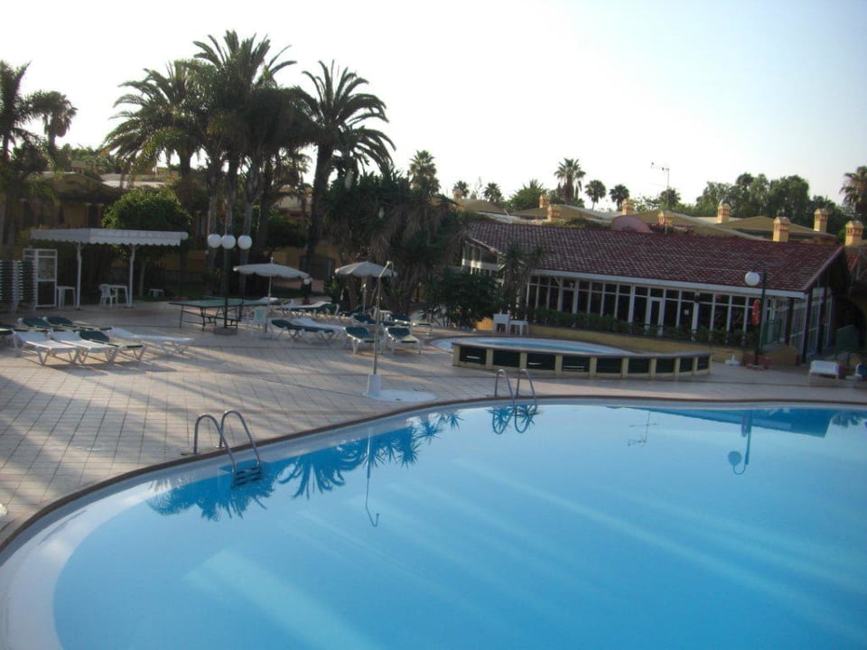 Blick auf Pool und Nachbarbungalows Hotel Vista Golf