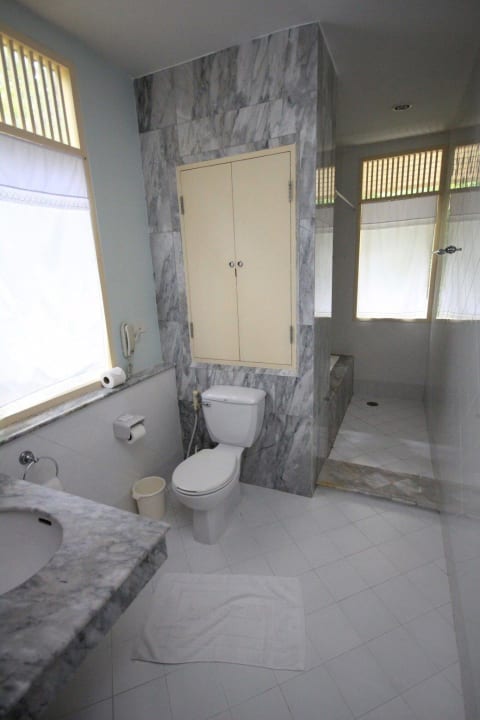 Marmorbad  mit insgesamt 3 Fenstern Hotel Baan Bayan Hua Hin