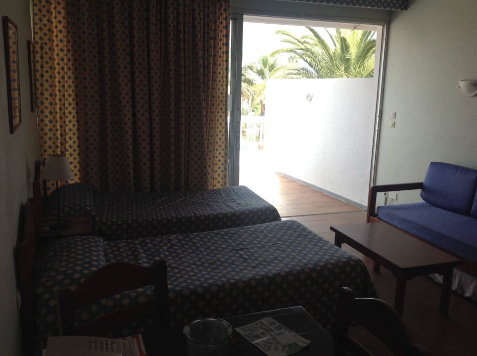 Betten und Ausgang zur grossen Terrasse mit Meerbl Hotel Paradero I