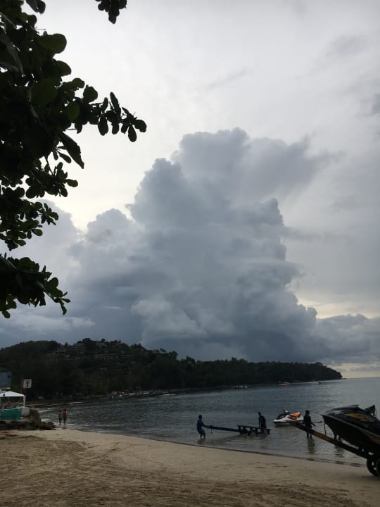 Strand vor dem Hotel mit Blick nach links - Ende der Bucht Best Western Premier Bangtao Beach Resort & Spa