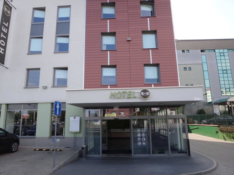 Widok z zewnątrz B&B Hotel Warszawa-Okęcie