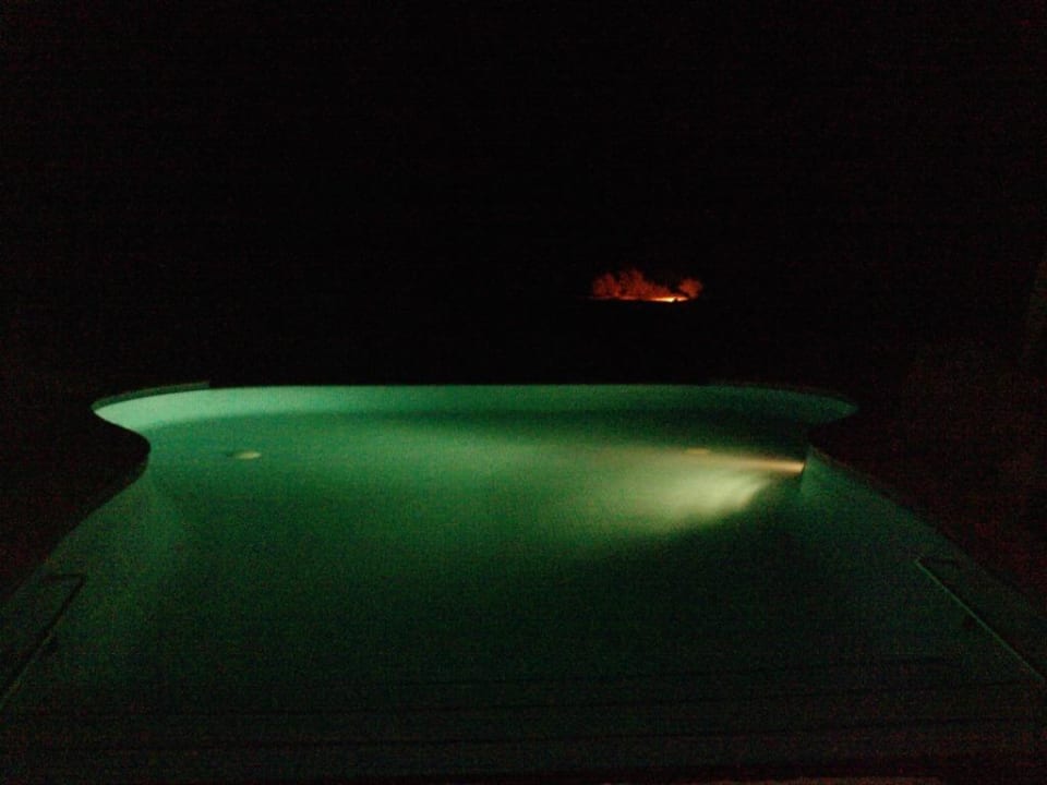 Eigener Pool in der Nacht beleuchtet und gekühlt Al Maha, A Luxury Collection Desert Resort & Spa