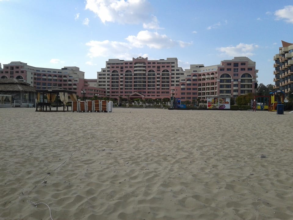 Blick vom Strand aufs Hotel DIT Majestic Beach Resort