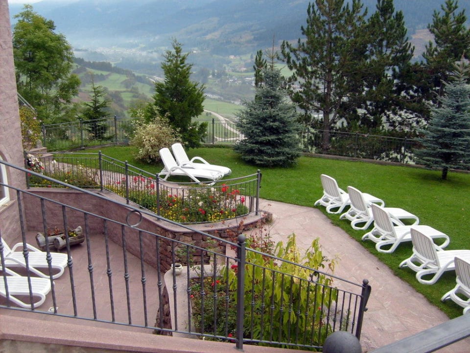 Liegen im Garten Hotel Lagorai