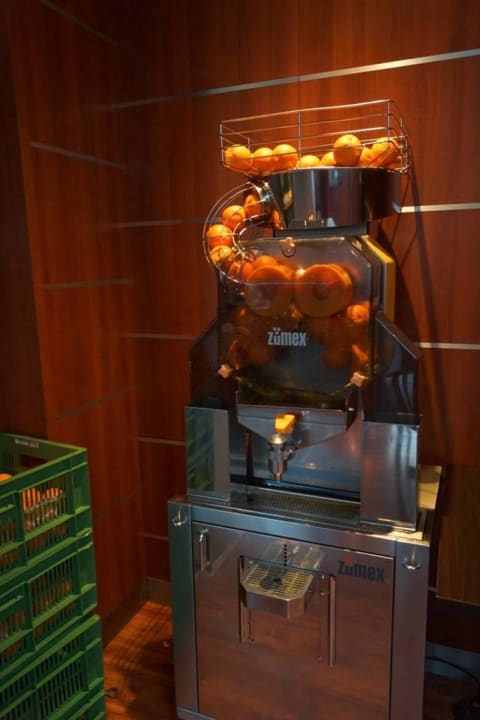 Frisch gepresster Orangensaft beim Frühstück Mercure Hotel Amsterdam City