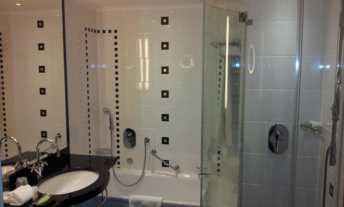 Bad: Badewanne und separate Glasdusche The Westin Grand München