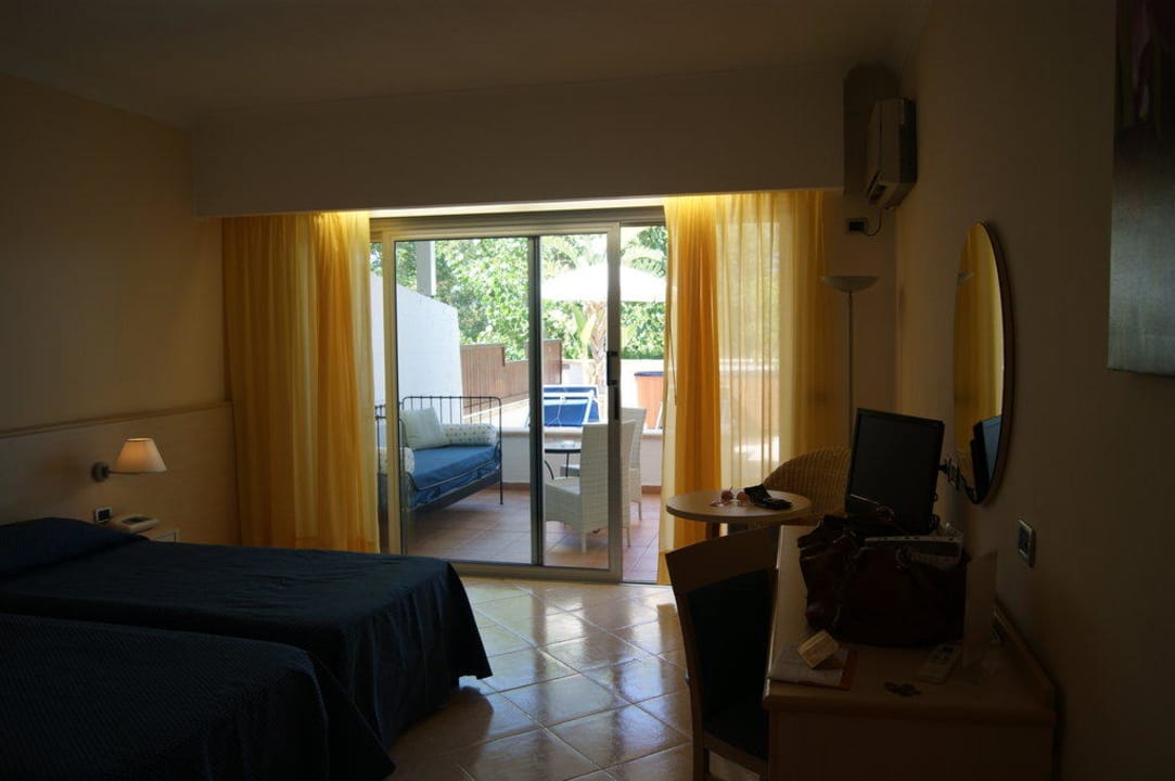 Blick in das Zimmer vom Eingang Aldiana Club Rocca Nettuno Calabria
