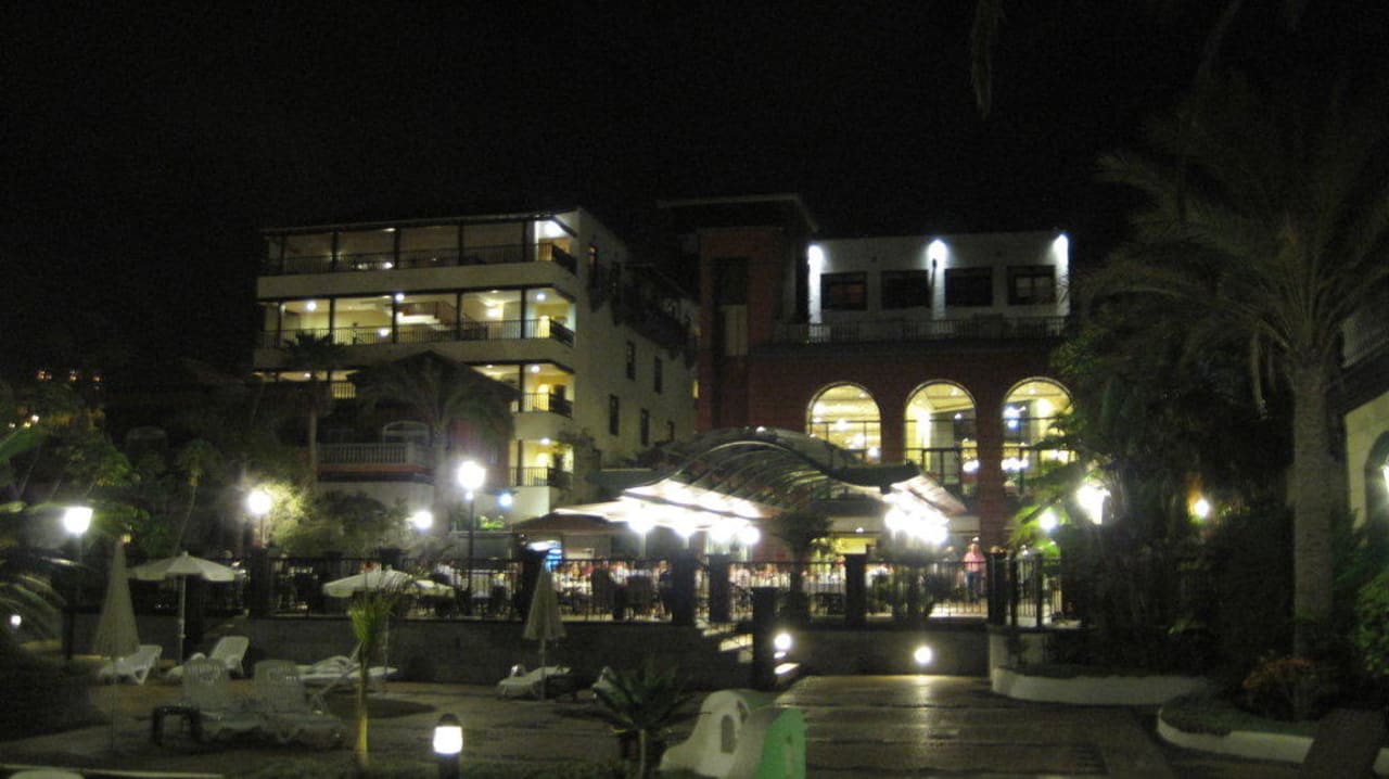 Hauptgebäude bei Nacht Gran Tacande Wellness & Relax Costa Adeje
