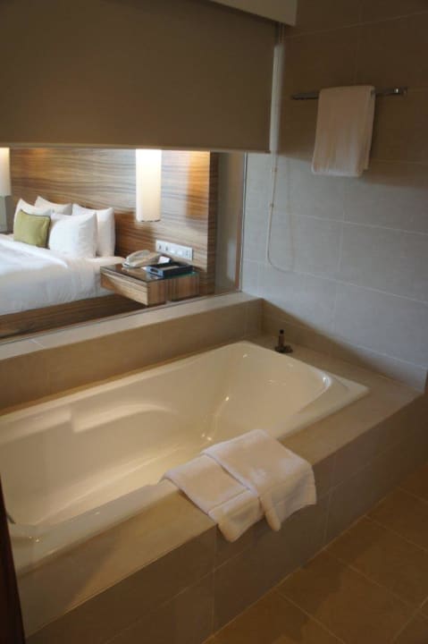 Bad mit Blick ins Schlafzimmer The Taaras Beach & Spa Resort