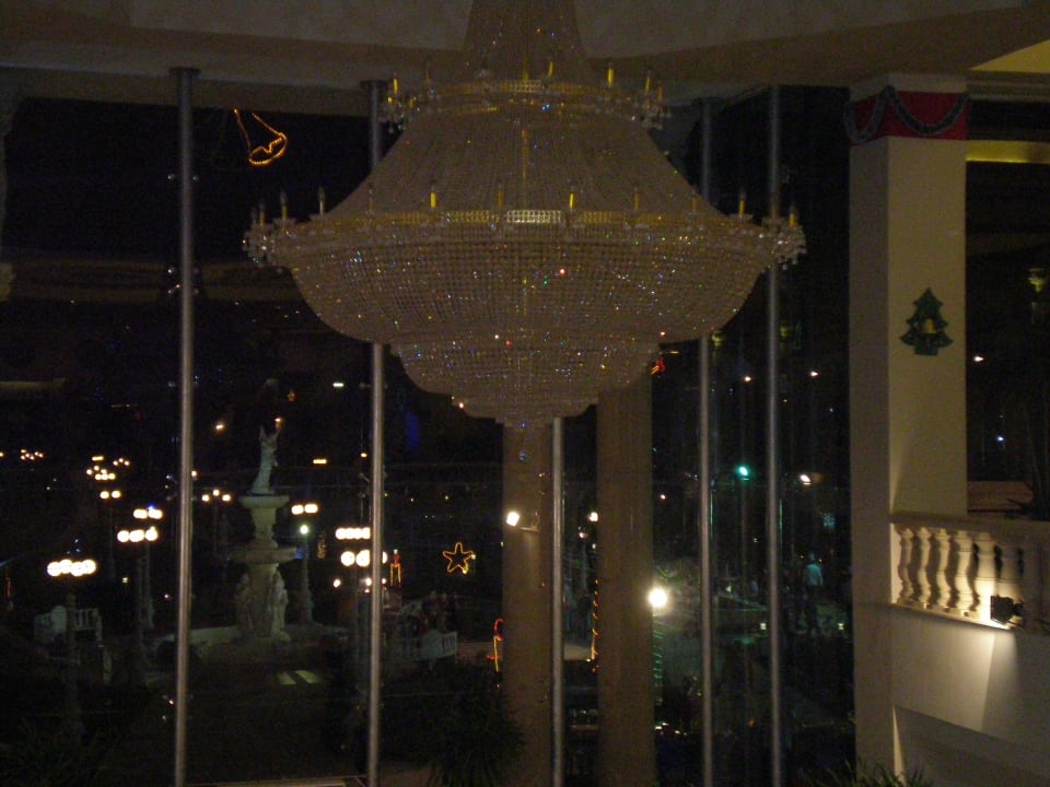 Żyrandol w lobby Hotel Titanic Palace