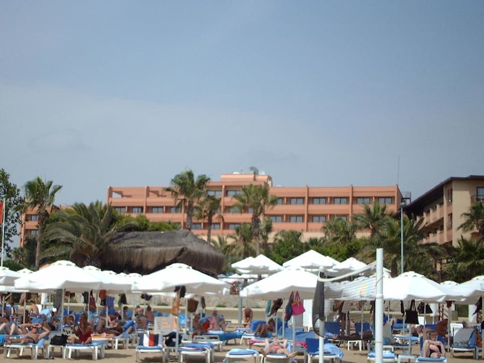 Hotelansicht vom Strand aus Hotel Grand Side