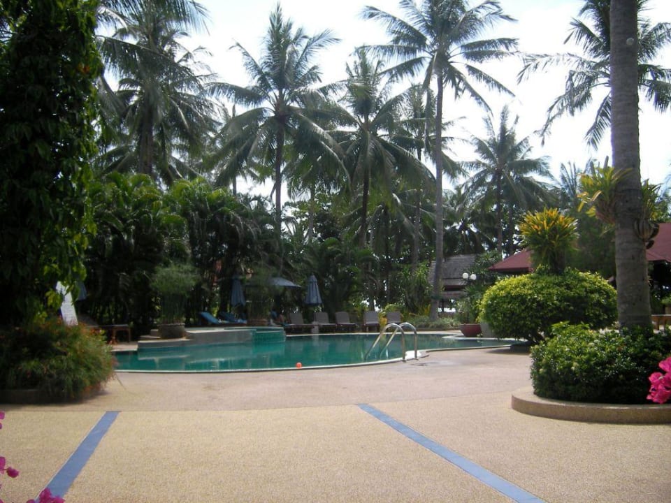 Blick zum unteren Schwimmingpool The Fair House Beach Resort