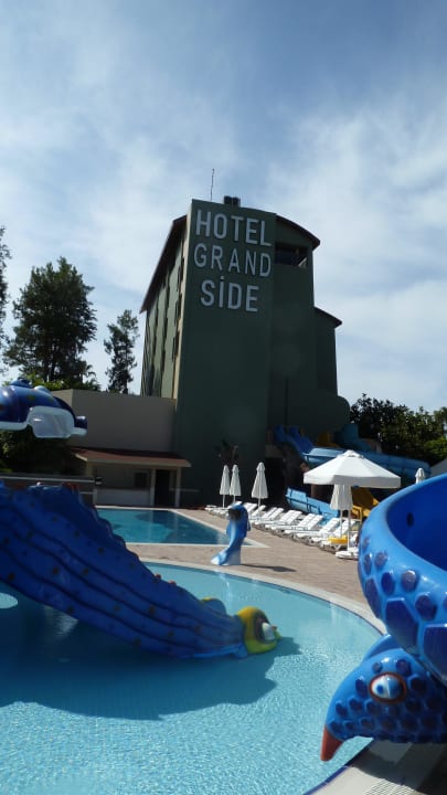 Blick von den neuen Pools aufs Haupthaus Hotel Grand Side