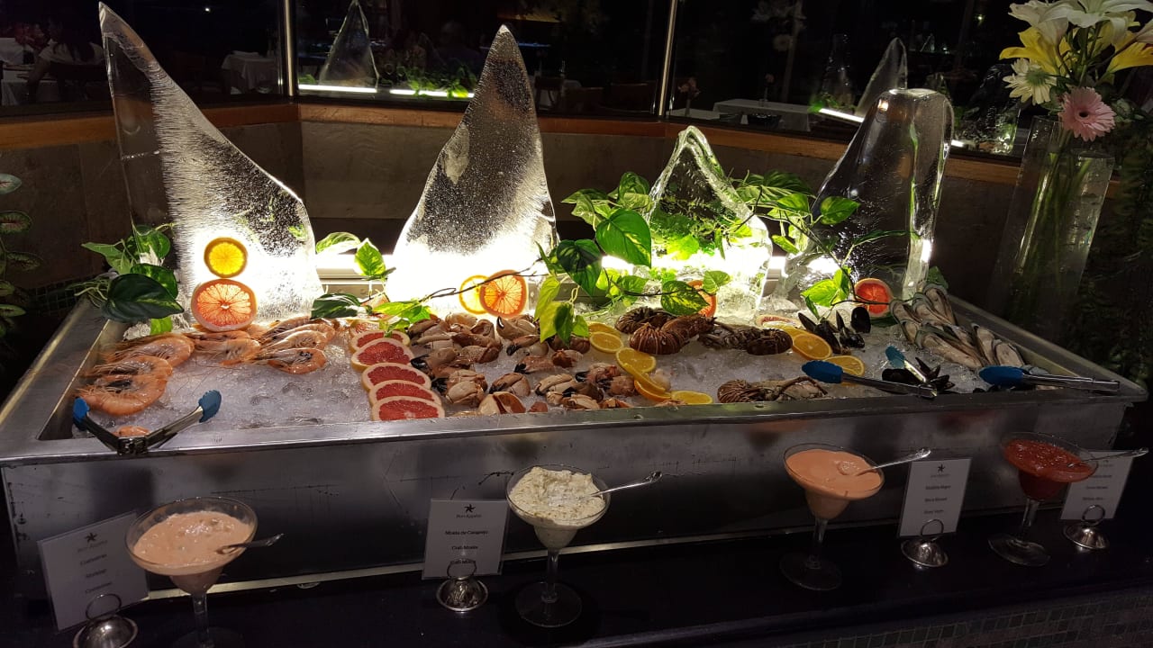 Auswahl und Präsentation im Buffetrestaurant JOIA Paraiso by Iberostar