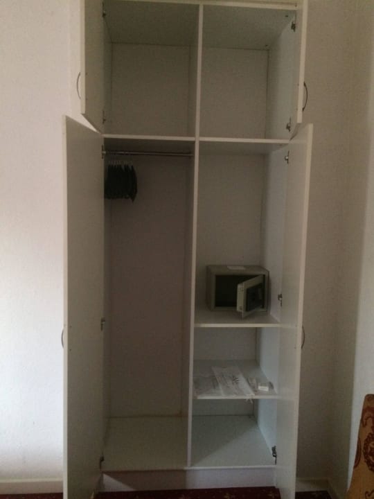 Schrank offen mit Safe Hotel Unique Dortmund Hauptbahnhof