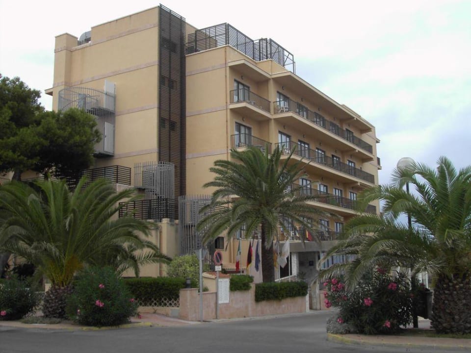 Front des Hotels von der Strasse aus HSM Regana - Adults Only