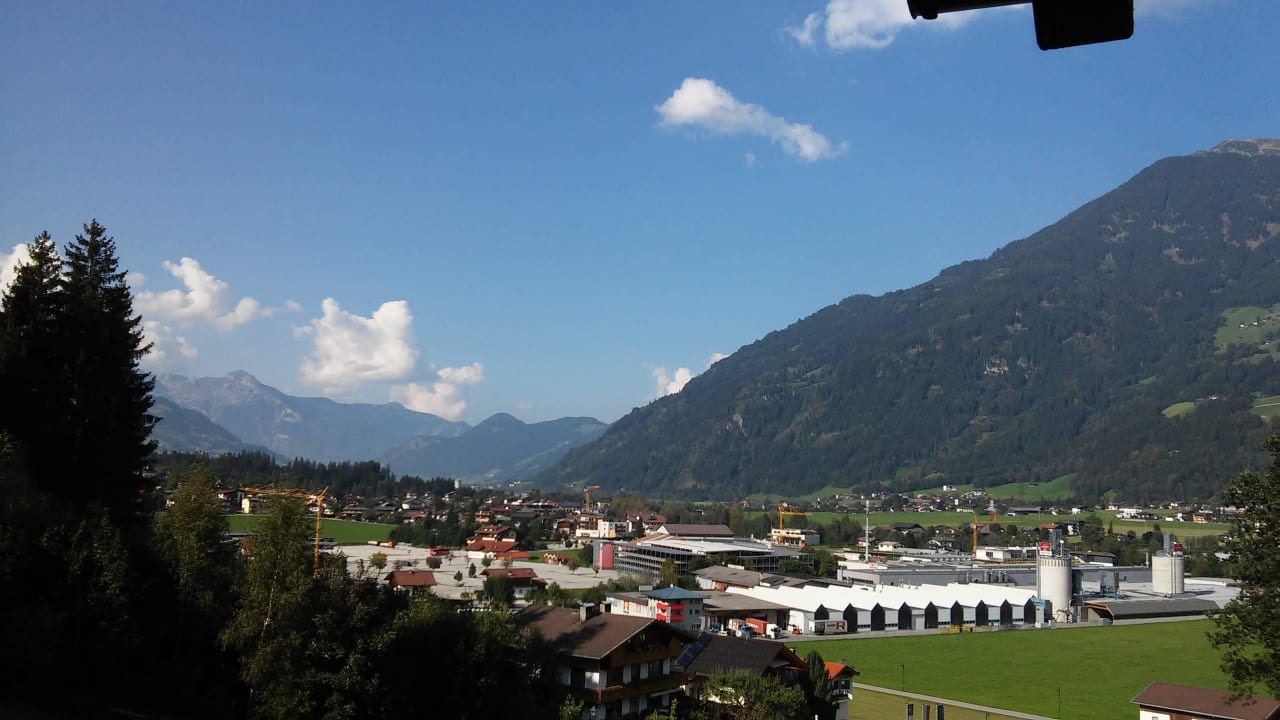 Ausblick vom Balkon ins wunderschöne Tal. Das Kaltenbach Aparthotel