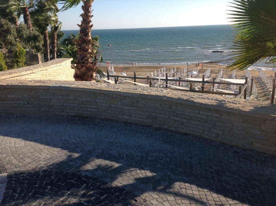 Blick von oben auf die Strandbar The Sense Deluxe Hotel