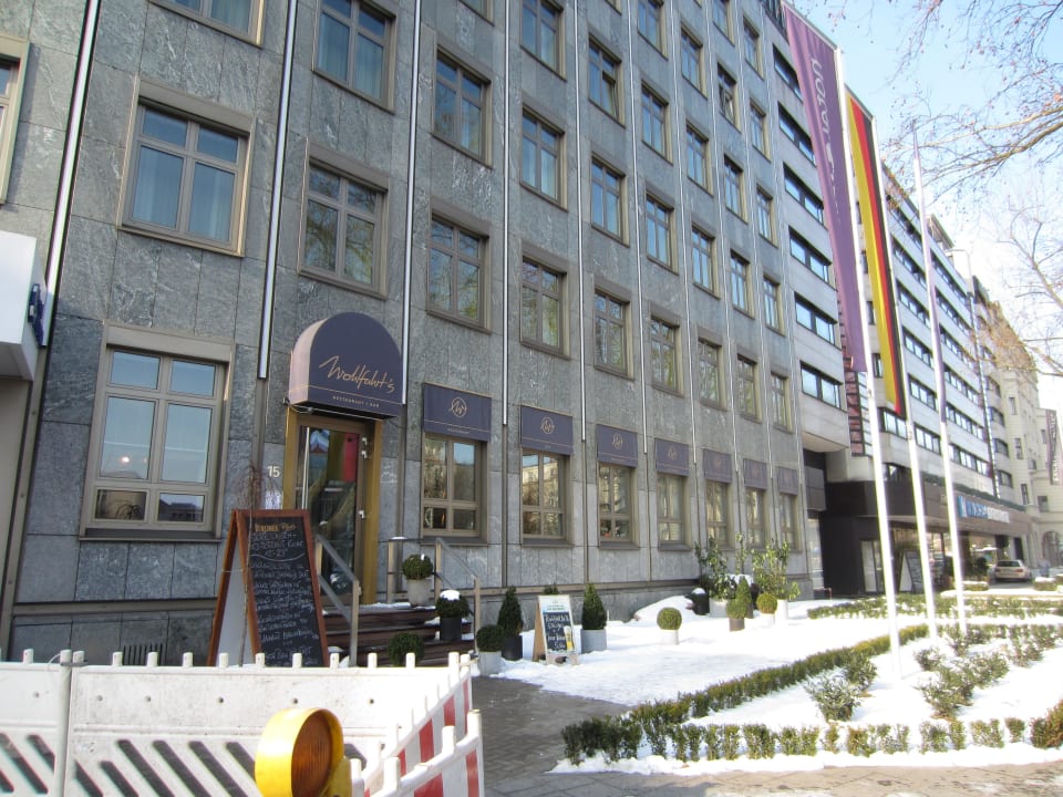 Seitliche Außenansicht zum Nachbarhotel Excelsior Hotel Indigo Berlin - Ku'damm