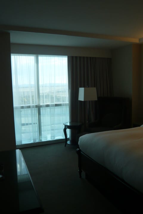 Sicht vor dem Bett zum Fenster Virgin Hotels Las Vegas, Curio Collection by Hilton