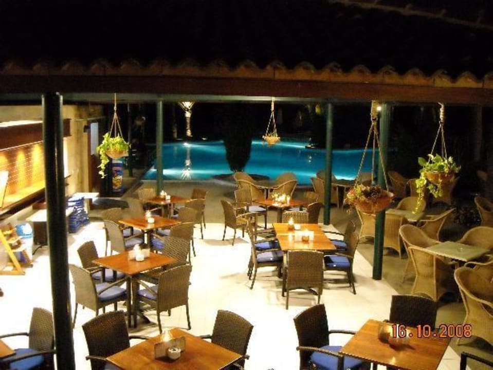 Außenbar mit Blick zum Hauptpool am Abend PortBlue Club Pollentia Resort & Spa