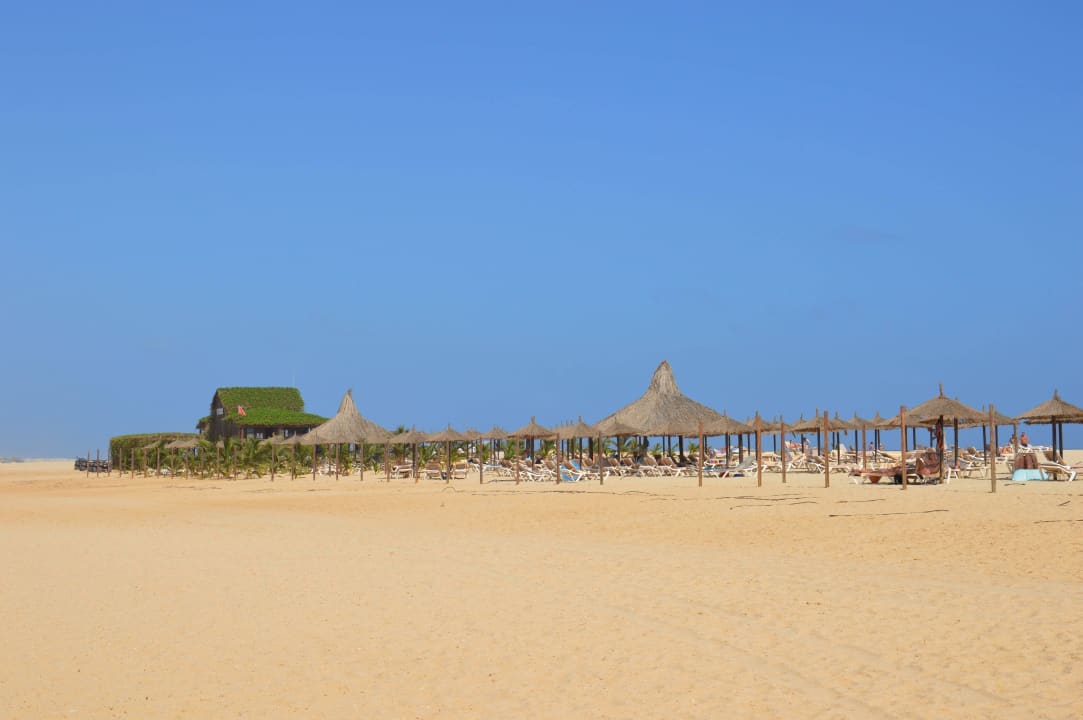Blick vom Hotel Richtung Meer auf die Liegen Hotel Riu Touareg