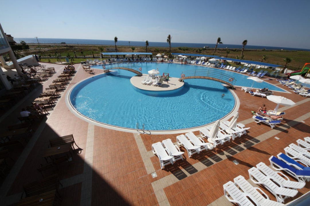 Blick von der Lobbyterrasse auf den Pool Cenger Beach Resort & Spa