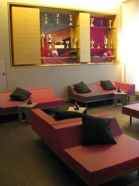 Sitzecke vor dem Restaurant Lindner Hotel Frankfurt Sportpark, part of JdV by Hyatt