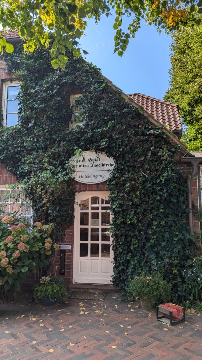 Außenansicht Hotel zur alten Inselkirche