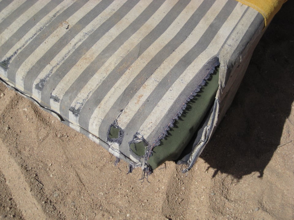 Sonnenliegenauflagen schmutzig und zerfleddert! Makadi Palace